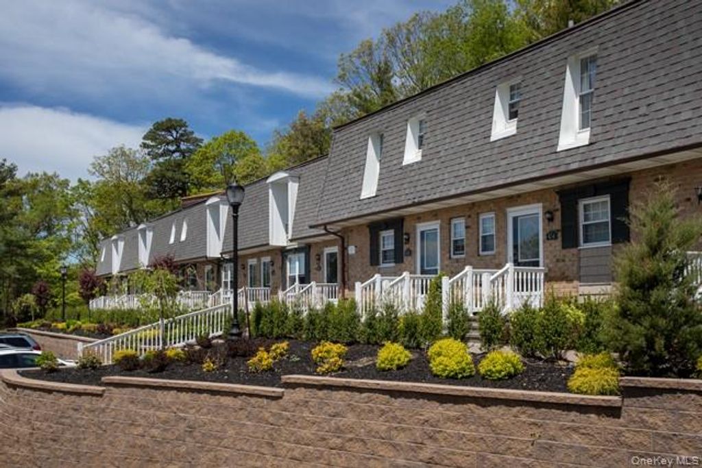 1 Villa D'est Drive E-09, Coram, NY 11727