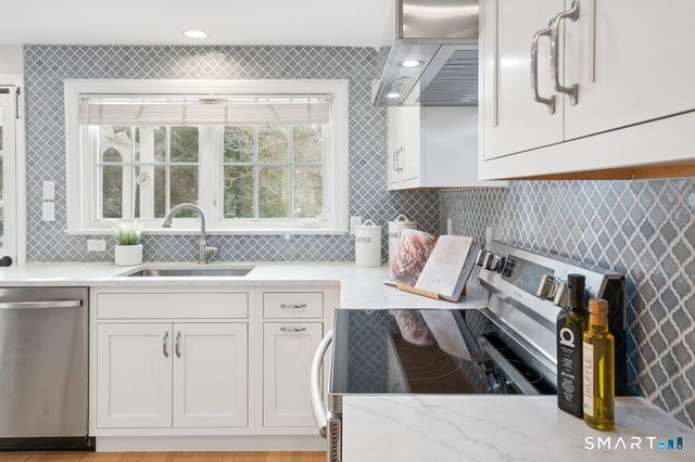 1091 Round Hill Road, Fairfield, CT 06824