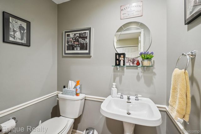 24871 Edgemont Drive, Southfield, MI 48033