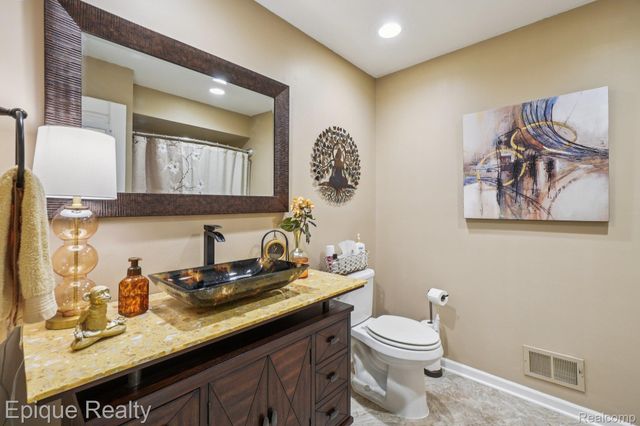 24871 Edgemont Drive, Southfield, MI 48033