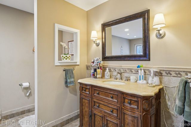 24871 Edgemont Drive, Southfield, MI 48033