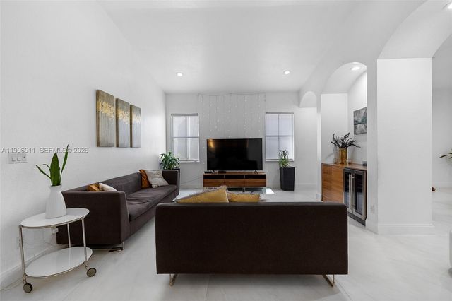 3870 E Hibiscus St, Weston, FL 33332