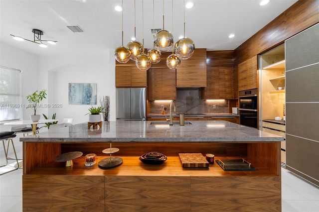 3870 E Hibiscus St, Weston, FL 33332