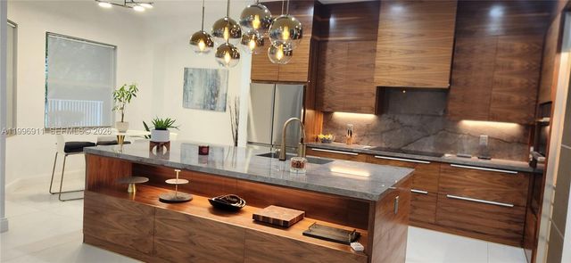 3870 E Hibiscus St, Weston, FL 33332