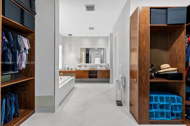 3870 E Hibiscus St, Weston, FL 33332