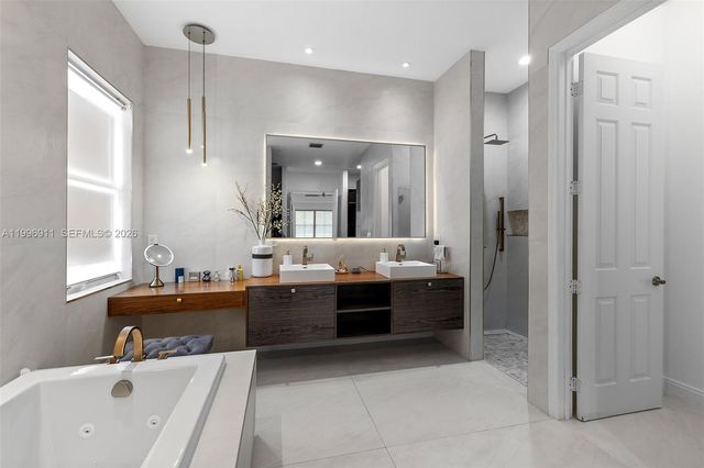 3870 E Hibiscus St, Weston, FL 33332