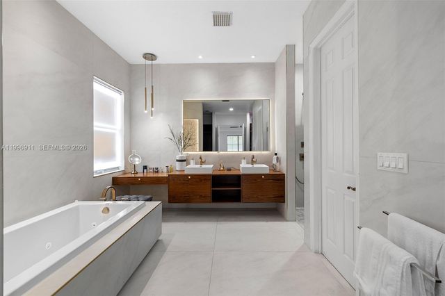 3870 E Hibiscus St, Weston, FL 33332