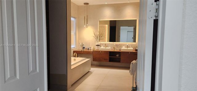 3870 E Hibiscus St, Weston, FL 33332