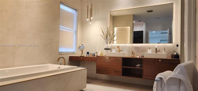 3870 E Hibiscus St, Weston, FL 33332