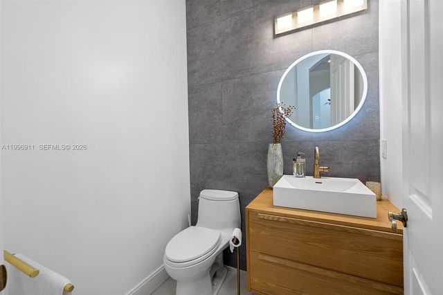 3870 E Hibiscus St, Weston, FL 33332