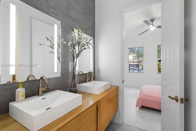 3870 E Hibiscus St, Weston, FL 33332