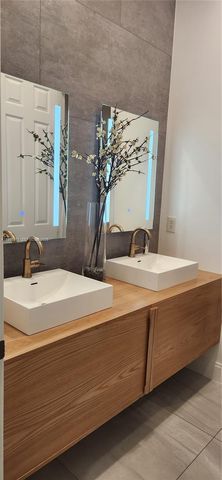 3870 E Hibiscus St, Weston, FL 33332