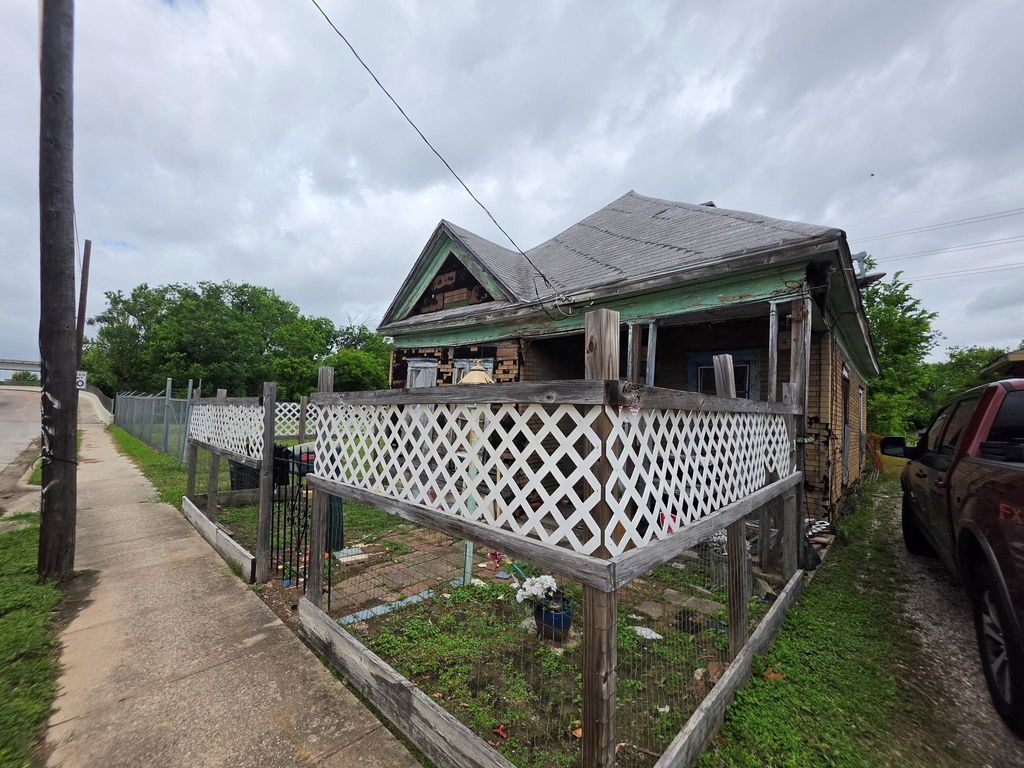 213 Hogan Street, Houston, TX 77009
