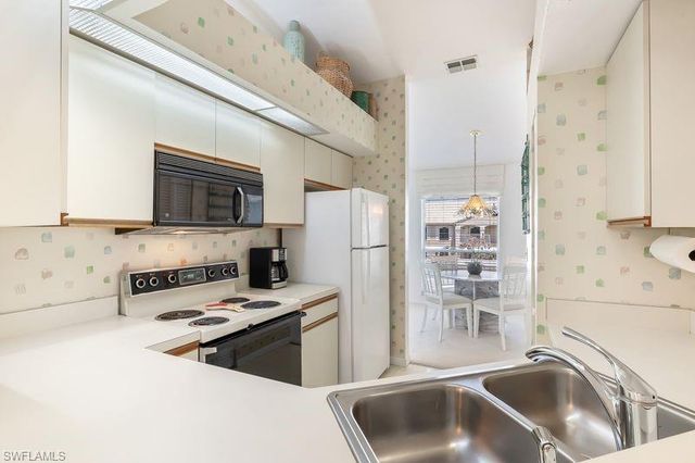 815 Gulf Pavilion DR 201, Naples, FL 34108