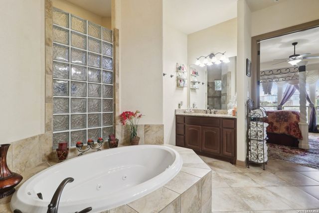 8811 Monarchy Row, San Antonio, TX 78255