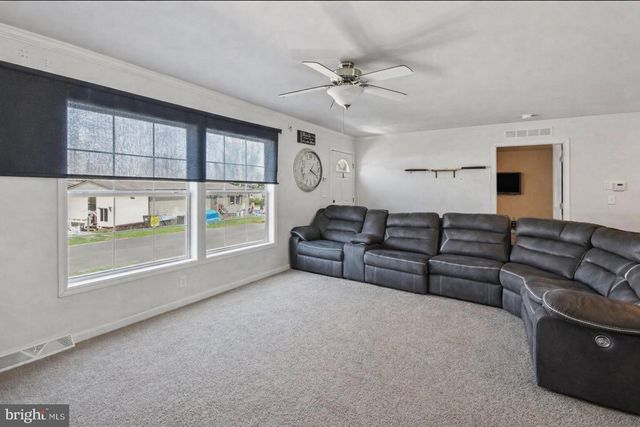 4 GASLIGHT PL, Quakertown, PA 18951