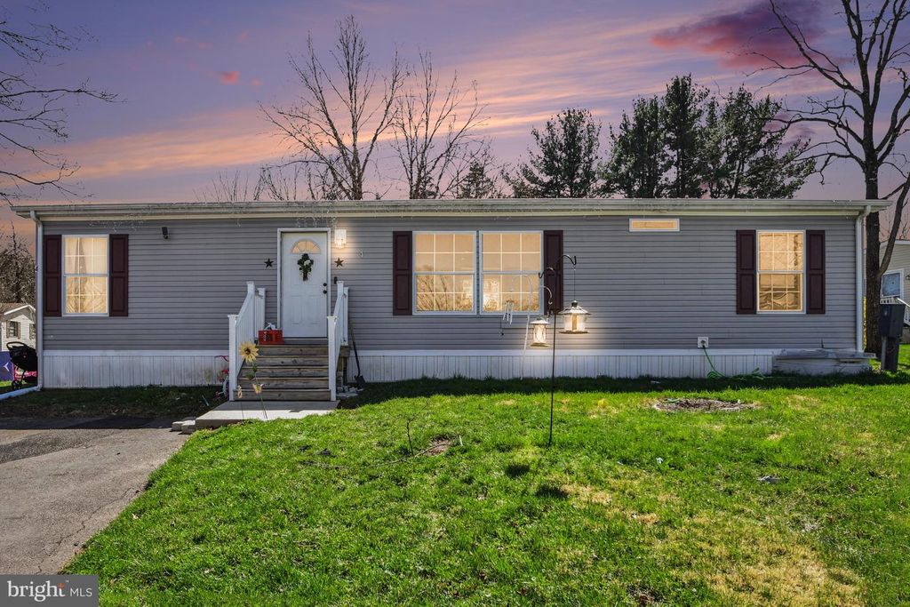 4 GASLIGHT PL, Quakertown, PA 18951