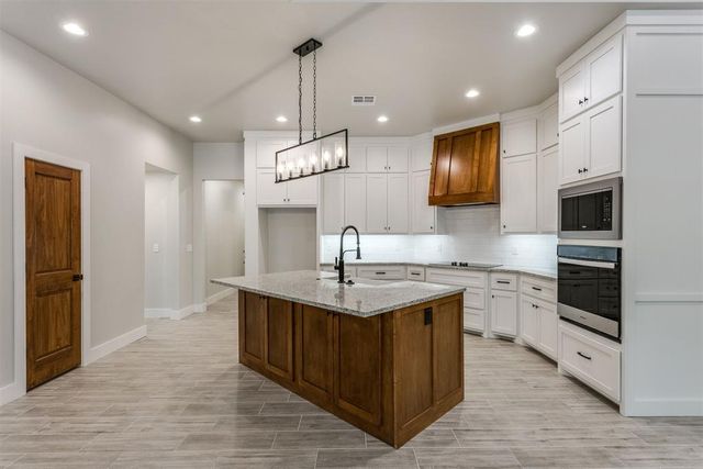 3172 N Henney Road, Choctaw, OK 73020
