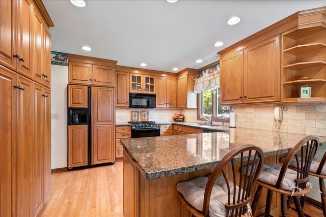 805 NW Holcomb Drive, Mundelein, IL 60060