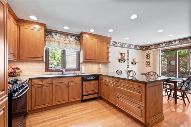 805 NW Holcomb Drive, Mundelein, IL 60060