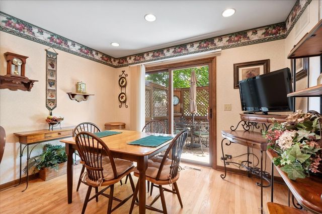 805 NW Holcomb Drive, Mundelein, IL 60060