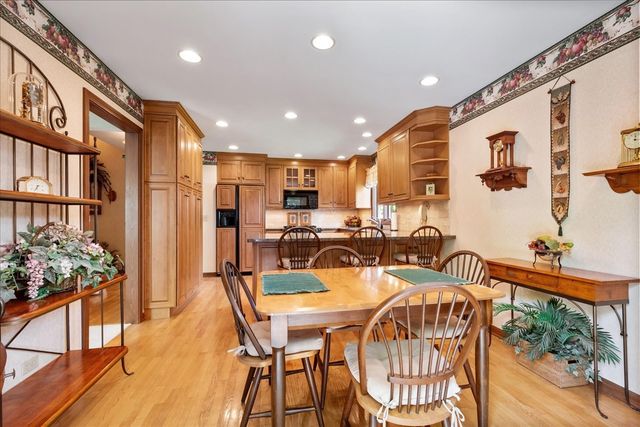 805 NW Holcomb Drive, Mundelein, IL 60060