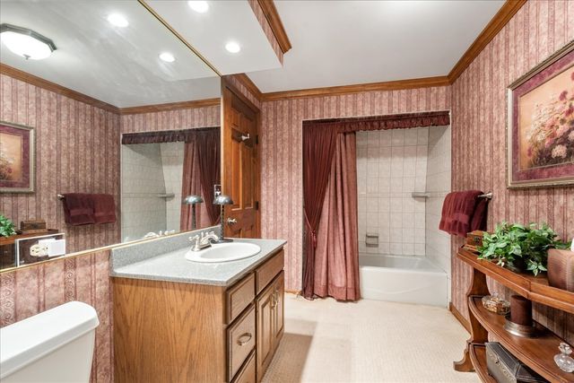 805 NW Holcomb Drive, Mundelein, IL 60060