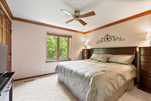 805 NW Holcomb Drive, Mundelein, IL 60060