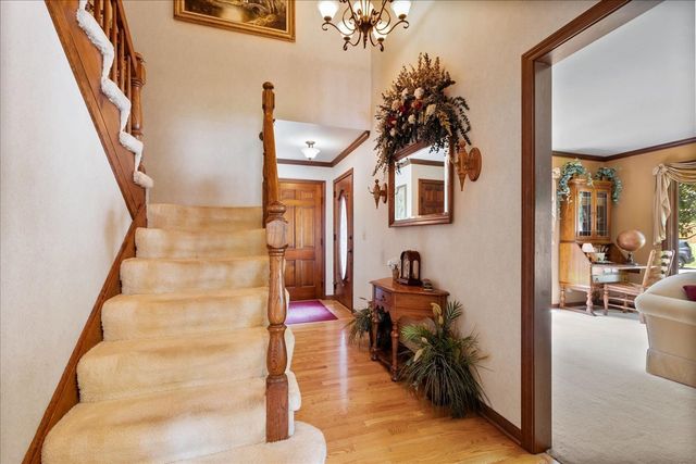 805 NW Holcomb Drive, Mundelein, IL 60060