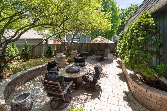 805 NW Holcomb Drive, Mundelein, IL 60060