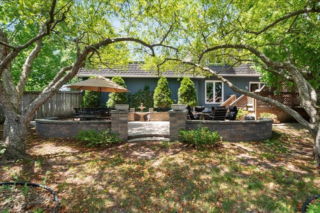 805 NW Holcomb Drive, Mundelein, IL 60060