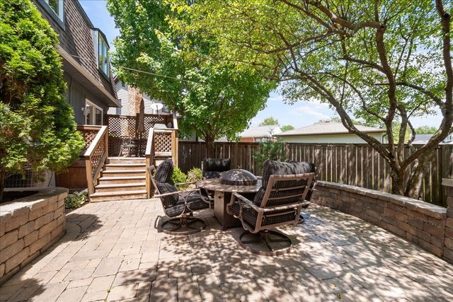 805 NW Holcomb Drive, Mundelein, IL 60060