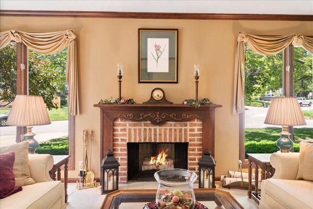 805 NW Holcomb Drive, Mundelein, IL 60060
