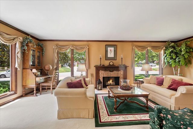 805 NW Holcomb Drive, Mundelein, IL 60060