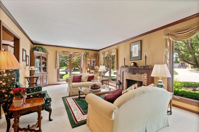 805 NW Holcomb Drive, Mundelein, IL 60060