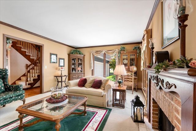 805 NW Holcomb Drive, Mundelein, IL 60060