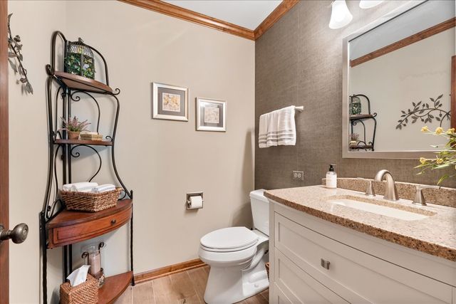805 NW Holcomb Drive, Mundelein, IL 60060