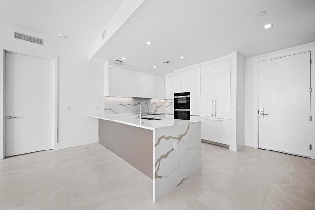 220 Lake Shore Drive 915, Lake Park, FL 33403