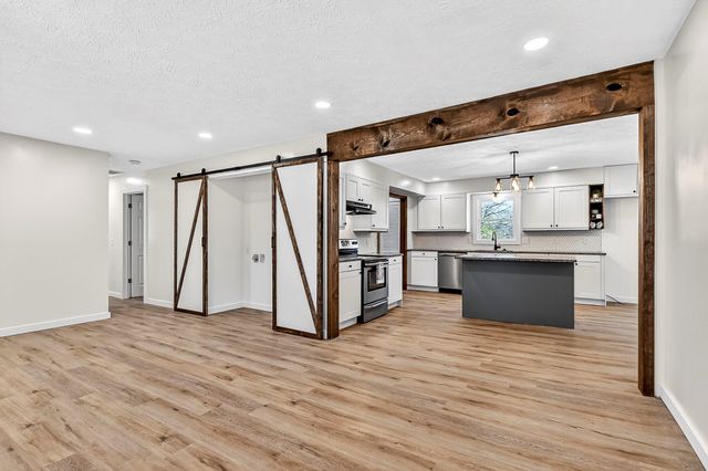 726 S Abbey Road, Springfield, MO 65809