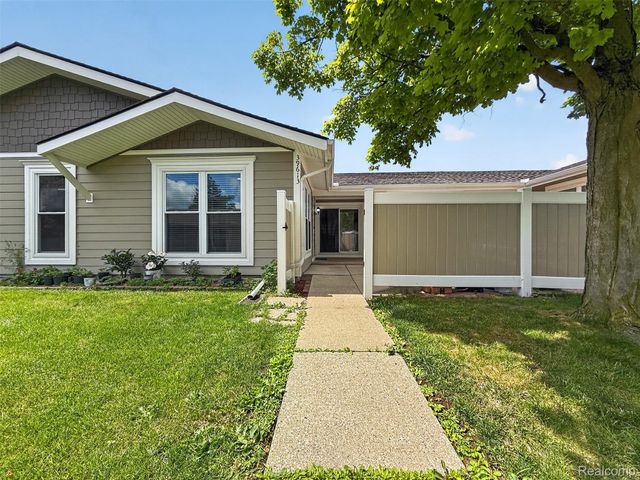 39613 Village Wood Lane, Novi, MI 48375
