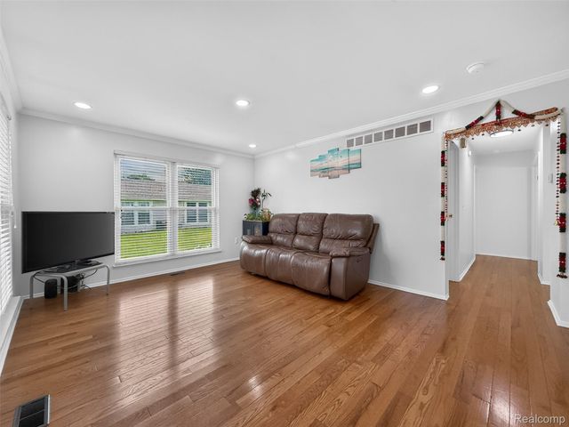 39613 Village Wood Lane, Novi, MI 48375