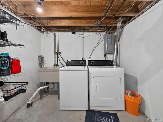 39613 Village Wood Lane, Novi, MI 48375