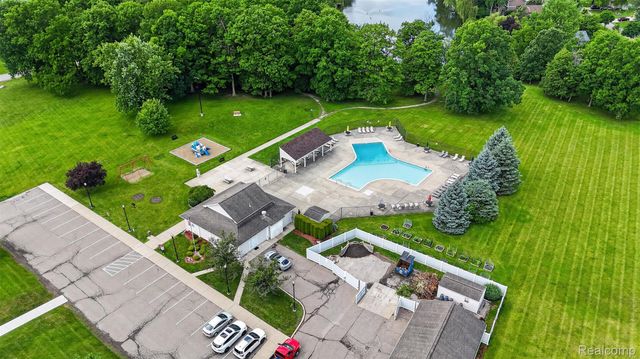 39613 Village Wood Lane, Novi, MI 48375
