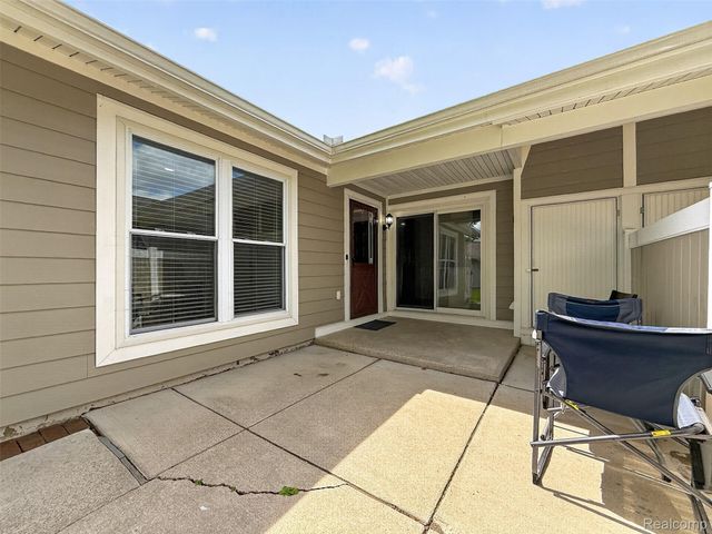 39613 Village Wood Lane, Novi, MI 48375