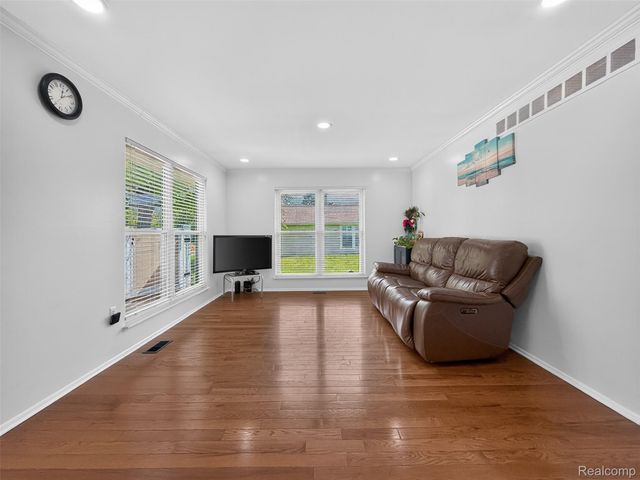 39613 Village Wood Lane, Novi, MI 48375