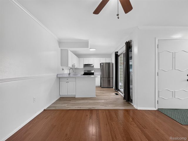 39613 Village Wood Lane, Novi, MI 48375