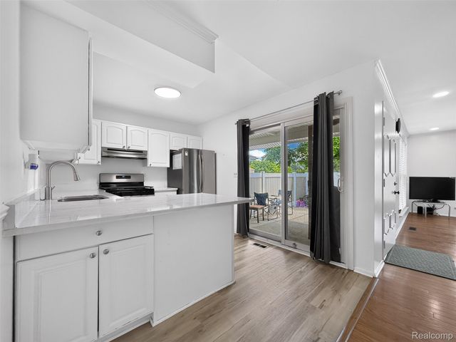 39613 Village Wood Lane, Novi, MI 48375