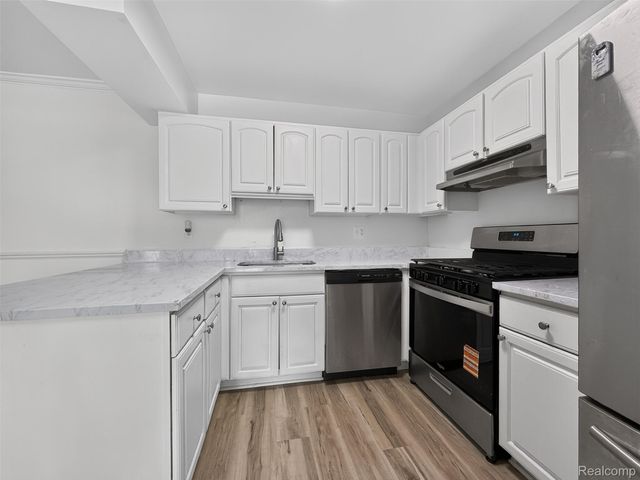 39613 Village Wood Lane, Novi, MI 48375