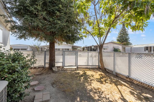 371 Bethel Ave Spc 74, Sanger, CA 93657