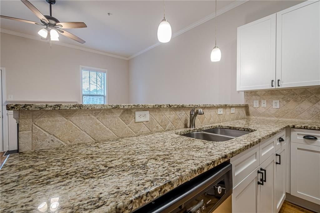 Image 10 of property listing at 1949 Sterling Oaks Circle NE 13, Atlanta, GA 30319